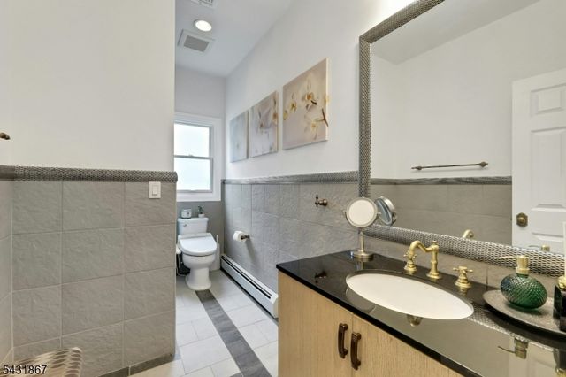 12 Burbank St, Fair Lawn Boro, NJ 07410