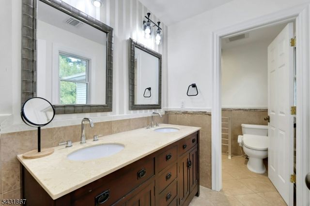 12 Burbank St, Fair Lawn Boro, NJ 07410