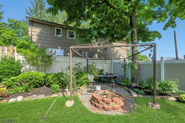 12 Burbank St, Fair Lawn Boro, NJ 07410