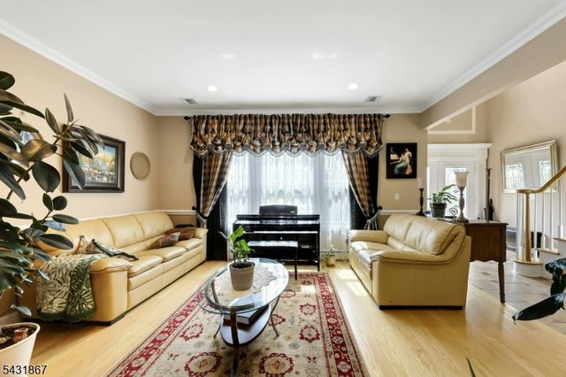 12 Burbank St, Fair Lawn Boro, NJ 07410