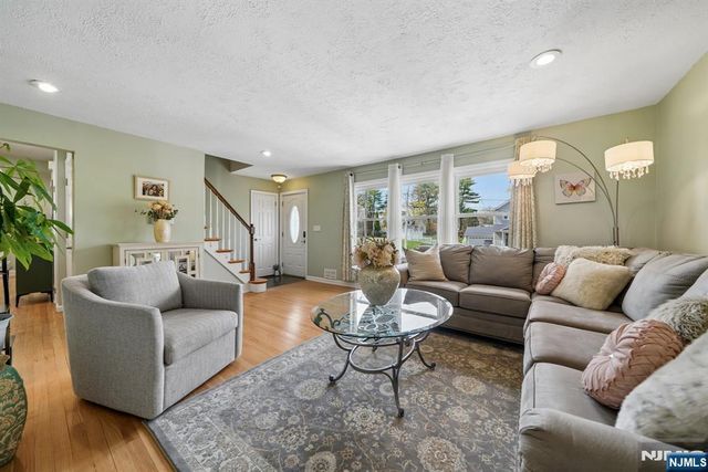 16 Lee Road, Livingston, NJ 07039