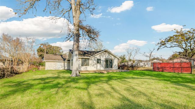 200 Riley Road, Clute, TX 77531