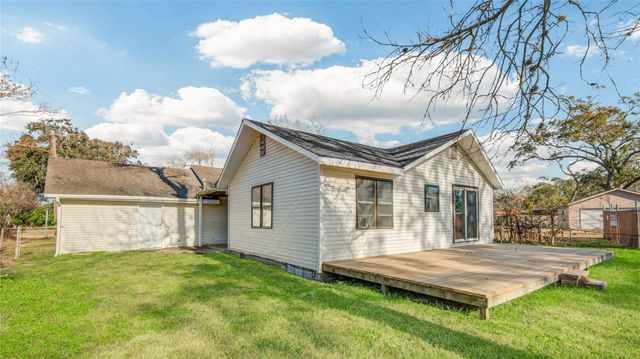 200 Riley Road, Clute, TX 77531