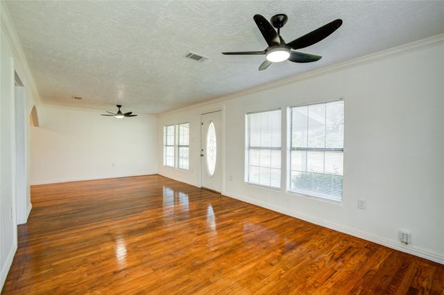 200 Riley Road, Clute, TX 77531