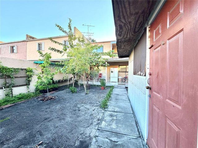 8155 W 9th Ct, Hialeah, FL 33014