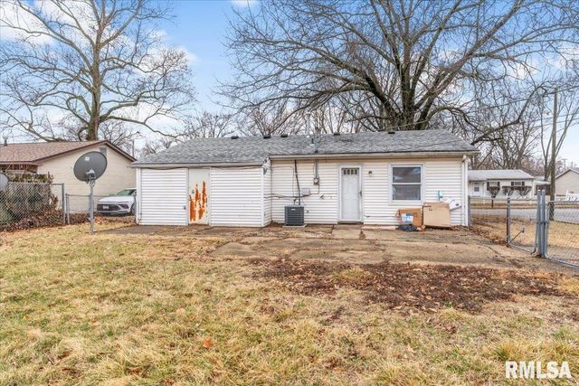 1848 HONEYSUCKLE Court, Springfield, IL 62703