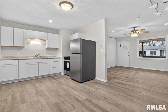 1848 HONEYSUCKLE Court, Springfield, IL 62703