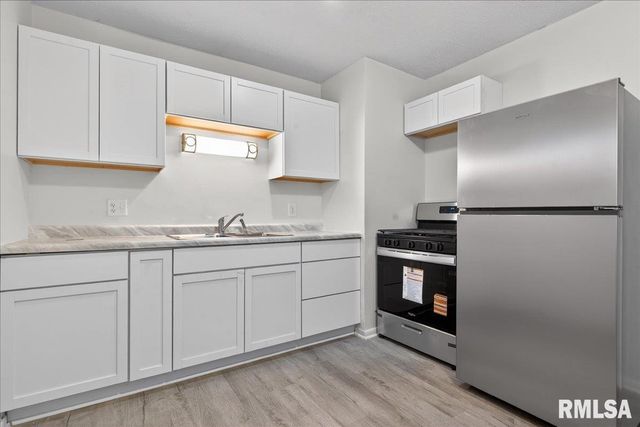 1848 HONEYSUCKLE Court, Springfield, IL 62703