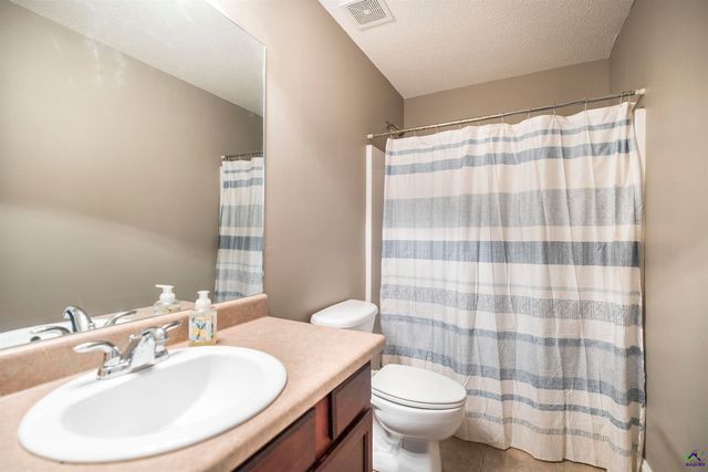 303 Rose Pointe Ct, Bonaire, GA 31005