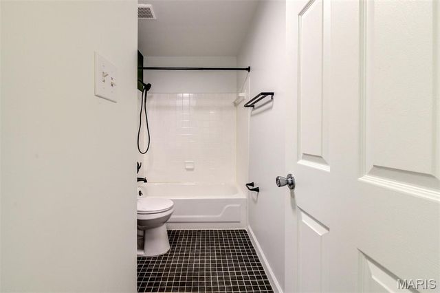 5845 Nina Place 3W, St Louis, MO 63112