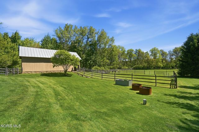 8201 Heller Road, Whitehouse, OH 43571