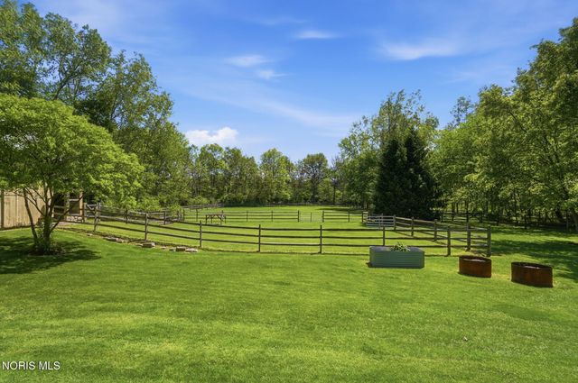 8201 Heller Road, Whitehouse, OH 43571