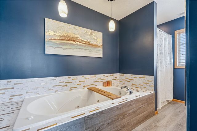 2150 Glen Oaks Drive, Coralville, IA 52241