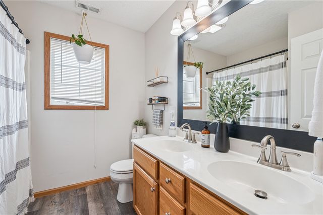 2150 Glen Oaks Drive, Coralville, IA 52241