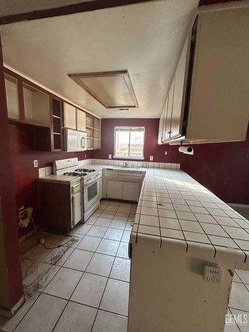 4704 Country Wood Lane, Bakersfield, CA 93313