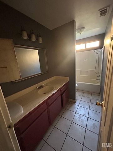 4704 Country Wood Lane, Bakersfield, CA 93313