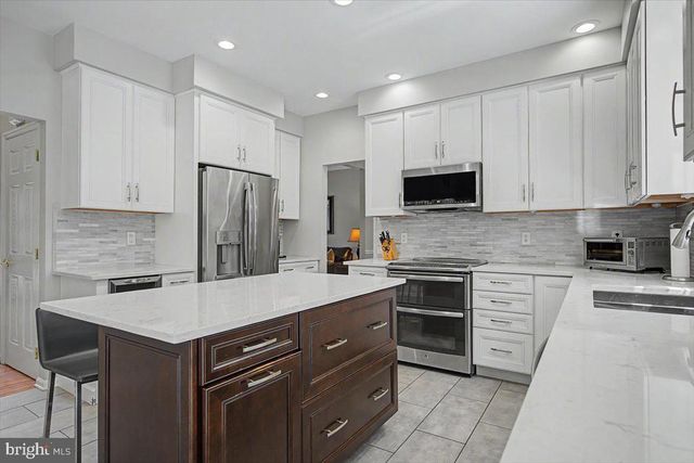 6 STIRLING DR, Newark, DE 19702