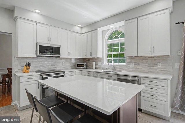6 STIRLING DR, Newark, DE 19702