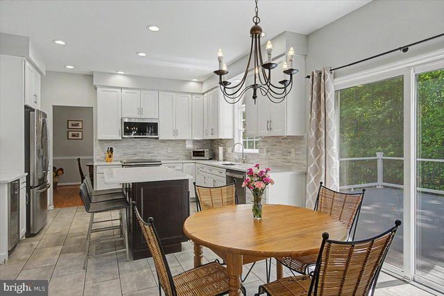 6 STIRLING DR, Newark, DE 19702