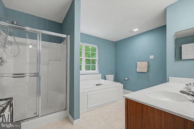6 STIRLING DR, Newark, DE 19702
