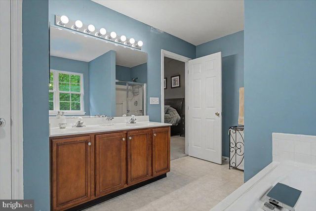 6 STIRLING DR, Newark, DE 19702