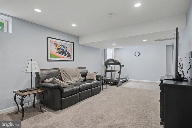 6 STIRLING DR, Newark, DE 19702