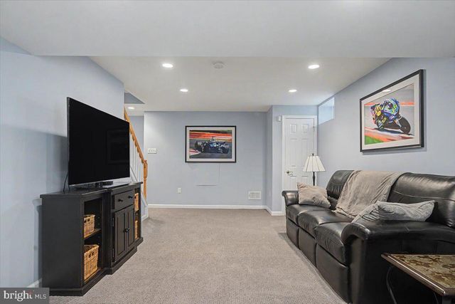 6 STIRLING DR, Newark, DE 19702