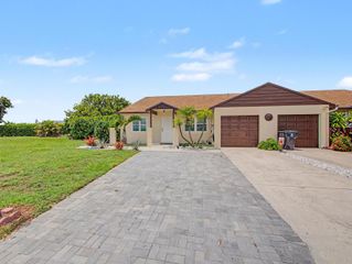 8464 Lake Worth Court, Wellington, FL 33467