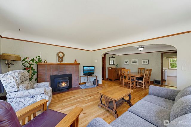 811 121st E, Tacoma, WA 98445