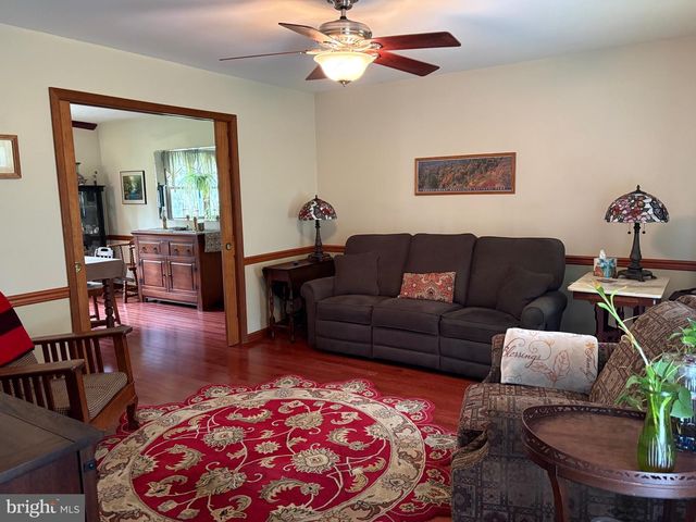 8 BRIAR CHASE RD, West Grove, PA 19390