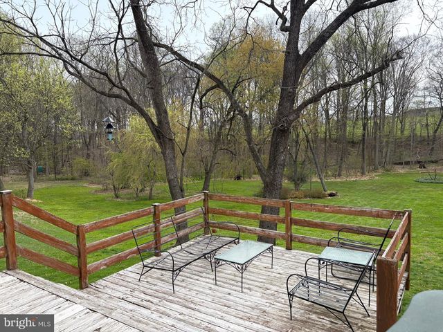 8 BRIAR CHASE RD, West Grove, PA 19390