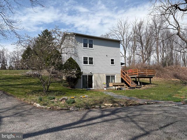 8 BRIAR CHASE RD, West Grove, PA 19390