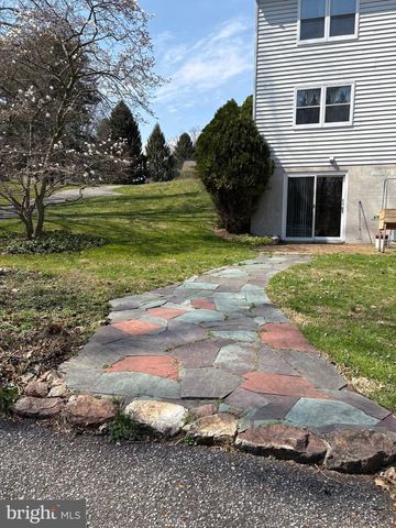8 BRIAR CHASE RD, West Grove, PA 19390