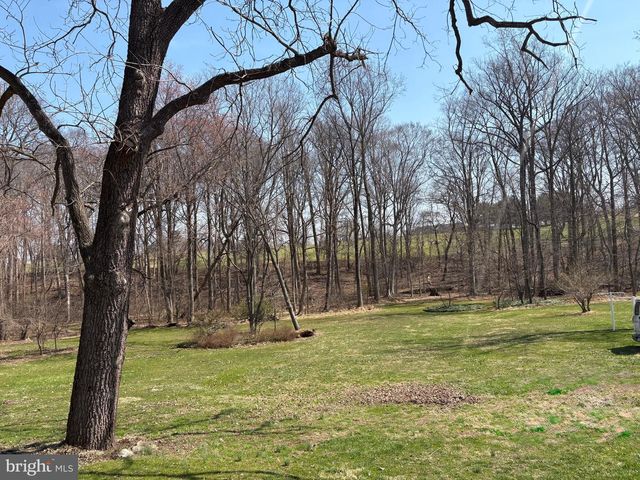 8 BRIAR CHASE RD, West Grove, PA 19390