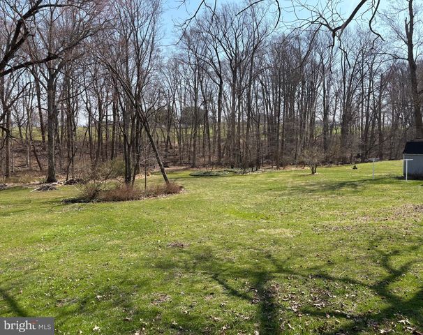 8 BRIAR CHASE RD, West Grove, PA 19390
