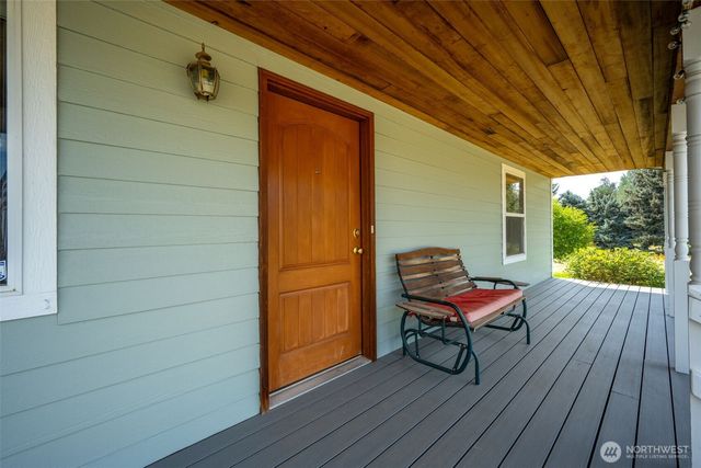 8511 E Hamilton Road, Chattaroy, WA 99003