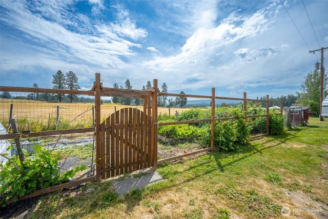 8511 E Hamilton Road, Chattaroy, WA 99003