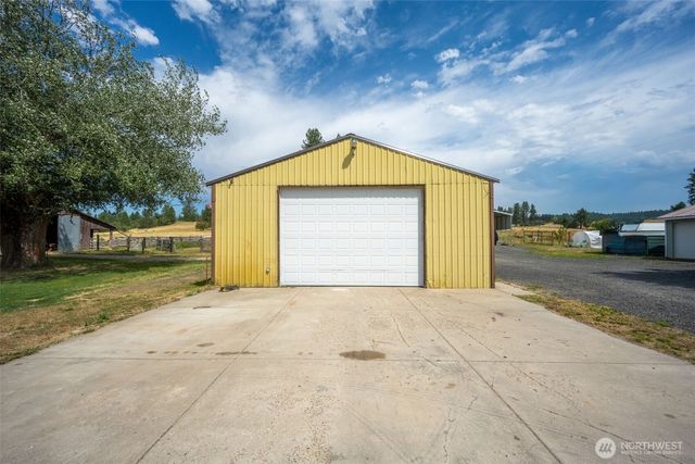 8511 E Hamilton Road, Chattaroy, WA 99003