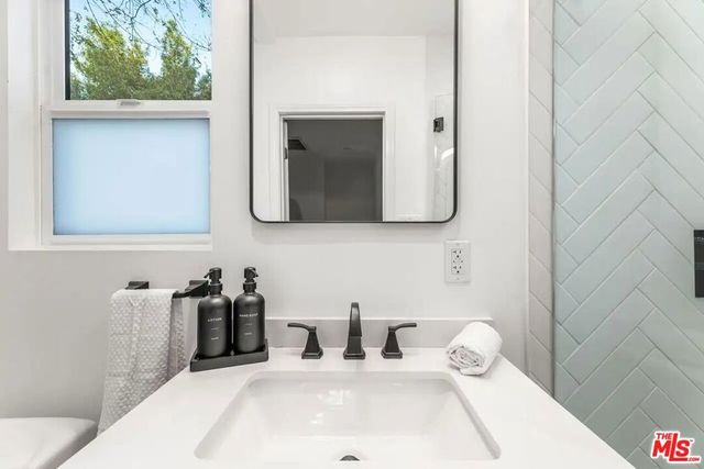 1400 N Orange Drive, Los Angeles, CA 90028