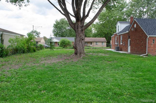 15960 Martin Road, Roseville, MI 48066