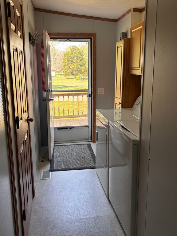 Image 11 of property listing at 15662 E Nolan Road, Mt Vernon, IL 62864