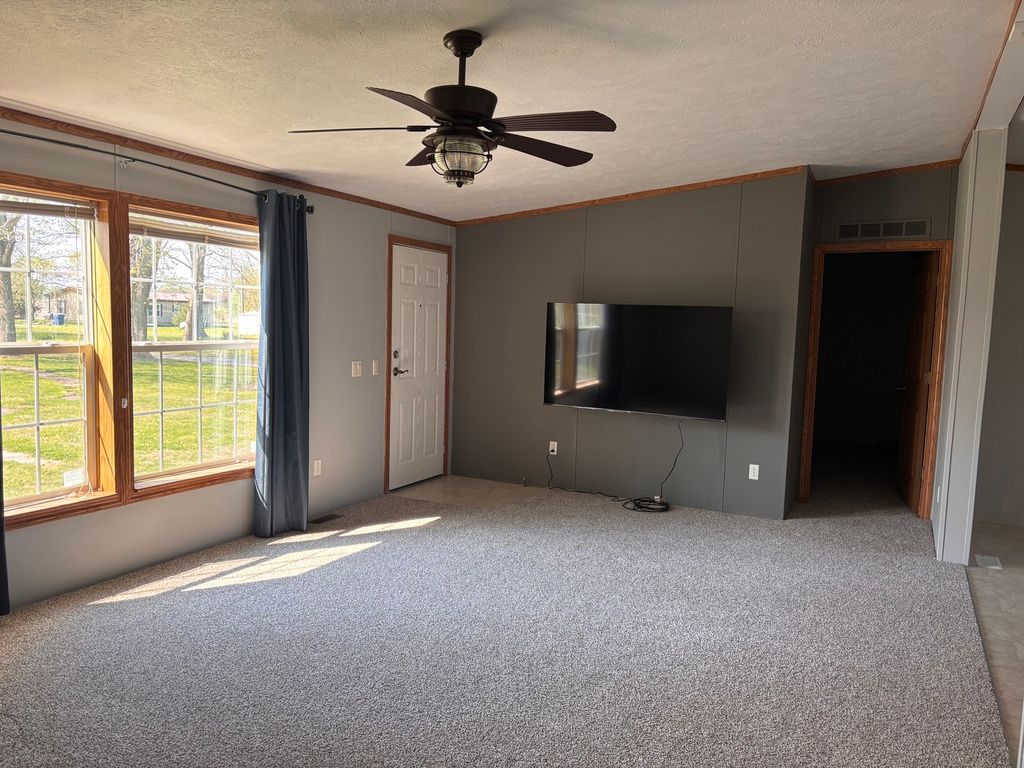 Image 12 of property listing at 15662 E Nolan Road, Mt Vernon, IL 62864