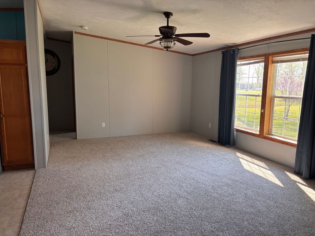 Image 13 of property listing at 15662 E Nolan Road, Mt Vernon, IL 62864