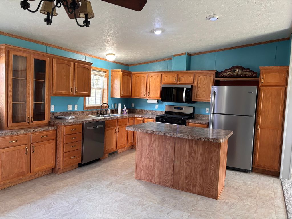 Image 16 of property listing at 15662 E Nolan Road, Mt Vernon, IL 62864