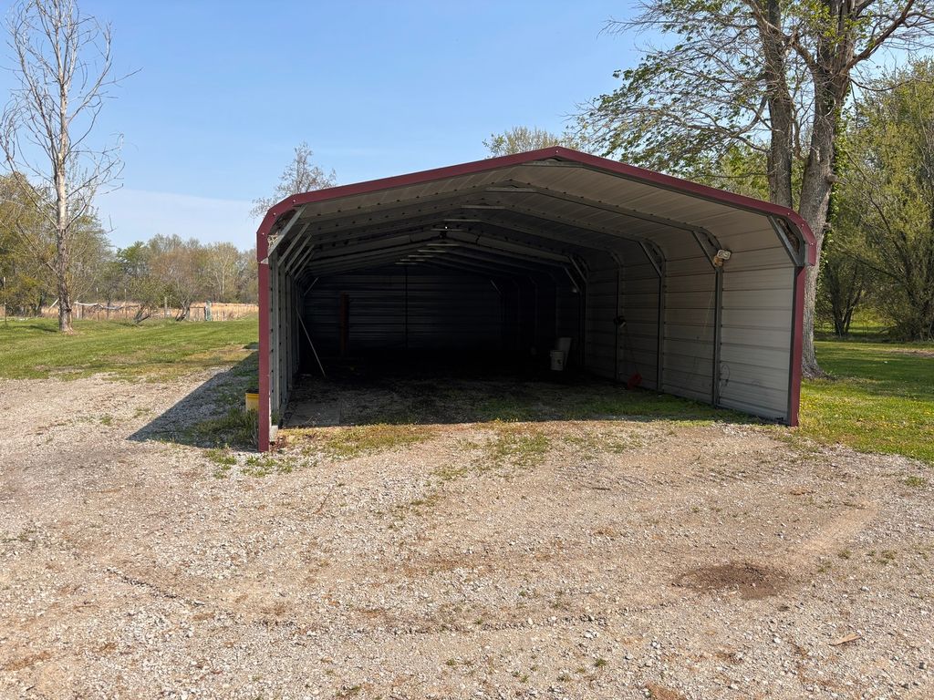 Image 35 of property listing at 15662 E Nolan Road, Mt Vernon, IL 62864