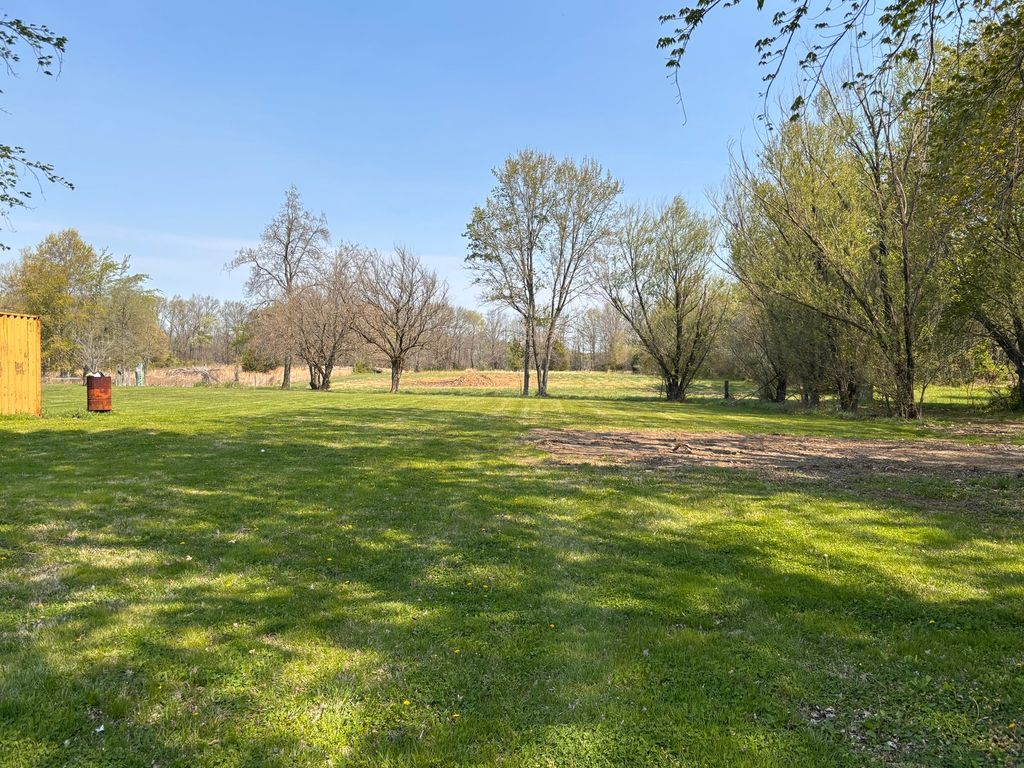 Image 38 of property listing at 15662 E Nolan Road, Mt Vernon, IL 62864