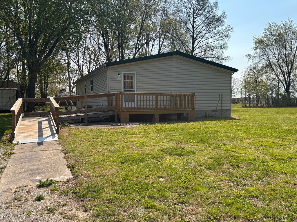 Image 5 of property listing at 15662 E Nolan Road, Mt Vernon, IL 62864