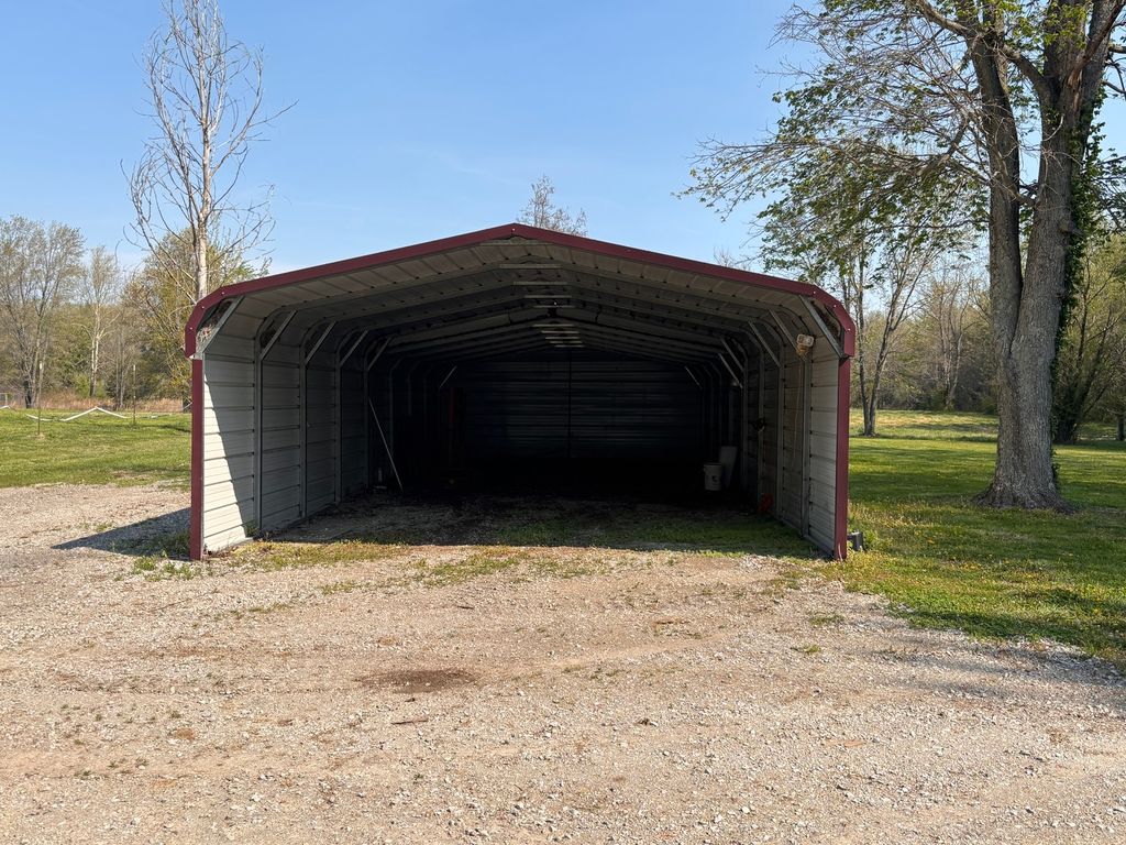 Image 6 of property listing at 15662 E Nolan Road, Mt Vernon, IL 62864