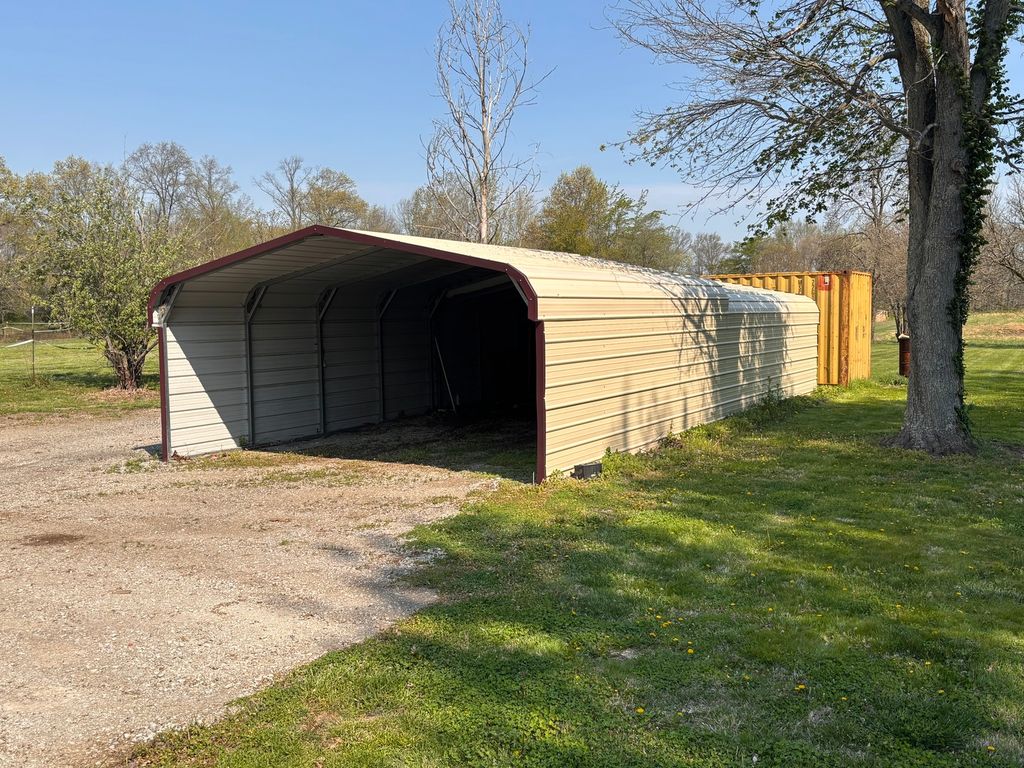 Image 7 of property listing at 15662 E Nolan Road, Mt Vernon, IL 62864