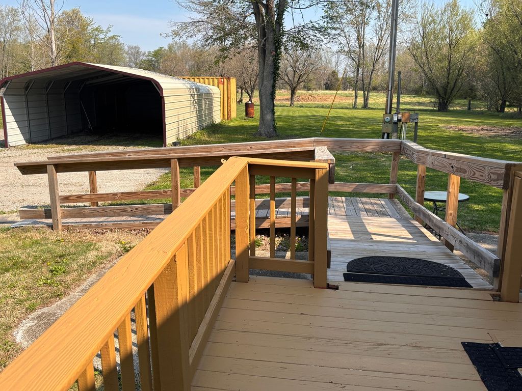 Image 9 of property listing at 15662 E Nolan Road, Mt Vernon, IL 62864